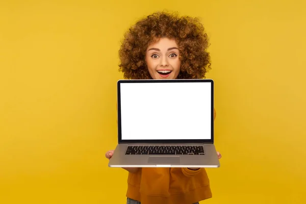 Eccitato Stupito Donna Felice Con Soffici Capelli Ricci Che Tengono — Foto Stock