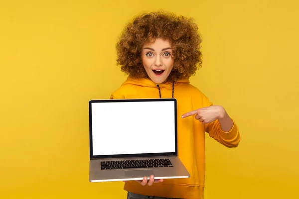 Donna Scioccata Sorpresa Con Capelli Ricci Morbidi Stile Urbano Felpa — Foto Stock