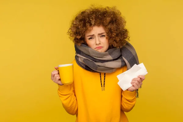 Pengobatan Influenza Depressed Bahagia Flu Sakit Wanita Dengan Rambut Keriting — Stok Foto