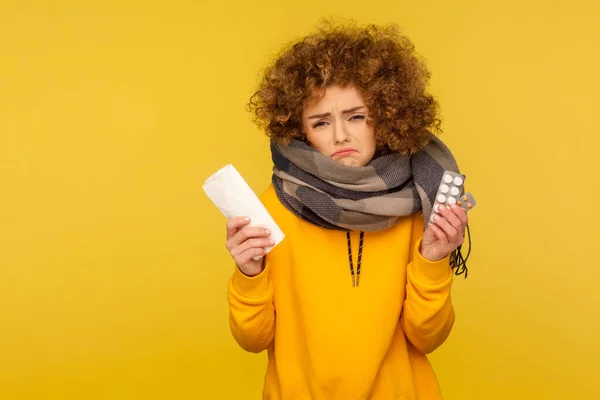 Traitement Grippe Femme Déprimée Déprimée Avec Des Cheveux Bouclés Enveloppée — Photo