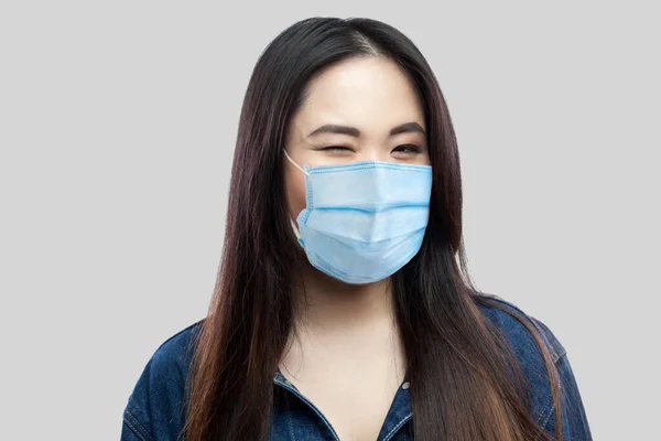 Retrato Engraçado Bela Morena Asiática Jovem Com Máscara Médica Cirúrgica — Fotografia de Stock
