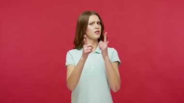 Hey, hazır mısın? Polo tişörtlü, ciddi bir esmer kadın kamerayı işaret ediyor, şüpheli bir şekilde seçiyor ve bakıyor, suçlu olduğunu fark ediyor. Kırmızı arkaplanda izole edilmiş kapalı stüdyo çekimi
