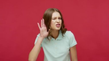 - Ne? - Seni duyamıyorum! Dinlemek için el ele tutuşan polo tişörtlü esmer kadın, işitme problemleri yaşıyor, sessiz sohbetlere odaklanmış. Stüdyo çekimi kırmızı arkaplanda izole edildi