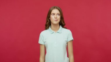 Çözümü buldum! Polo tişörtlü zeki esmer kadın parmağını kaldırıyor ve aniden harika bir fikir buldu, yaratıcı düşünce. Kırmızı arkaplanda izole edilmiş kapalı stüdyo çekimi