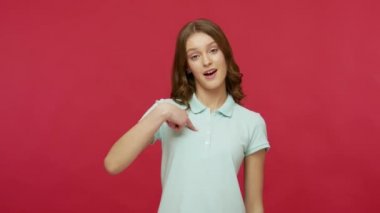 Ben en iyisiyim! Polo tişörtlü, kibirli, genç esmer kadın kendini gösteriyor ve kendini beğenmiş, gururlu ve bencil hissedip böbürlenen başarılarıyla böbürleniyor. Stüdyo çekimi kırmızı arkaplanda izole edildi