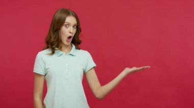 Şaşırmış bir kadın avuç içinde fotokopi odası tutuyor ve şaşırmış görünüyor, reklam için çalışma alanı modelini gösteriyor, promosyon metni ya da resmi için boş bir yer. Kırmızı arkaplanda izole edilmiş kapalı stüdyo çekimi