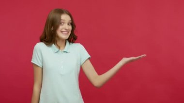 Coşkulu, coşkulu bir kız avucunda fotokopi odası tutuyor ve heyecan verici bir şekilde çalışıyor, reklam için çalışma alanı modelini gösteriyor, promosyon için boş bir yer. Stüdyo çekimi kırmızı arkaplanda izole edildi