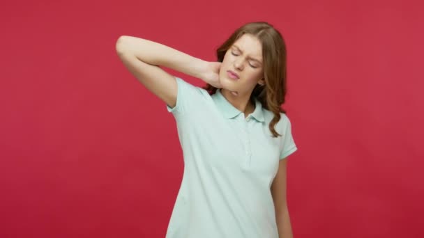 Yorgun Polo Tişörtlü Boyuna Masaj Yapan Ağrılı Kas Gerilimli Sakatlanmış — Stok video