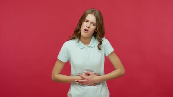 Problemas Gastrointestinais Mulher Jovem Doente Polo Shirt Sofrendo Indigestão Dor — Vídeo de Stock