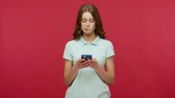 Κινητή Επικοινωνία Online Συνομιλία Νεαρή Μελαχρινή Γυναίκα Πόλο Shirt Πληκτρολογώντας — Αρχείο Βίντεο