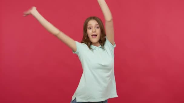 Jovem Extremamente Feliz Shirt Dançando Alegremente Celebrando Sucesso Desfrutando Música — Vídeo de Stock