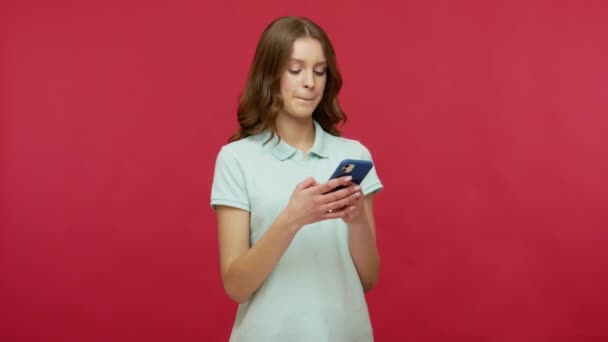 Mobilkommunikation Online Ung Brunett Kvinna Polo Shirt Skriva Meddelande Tänka — Stockvideo