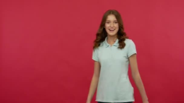 Polo Tişörtlü Inanılmaz Iyimser Bir Kadın Kırmızı Arka Planda Çıkıyor — Stok video