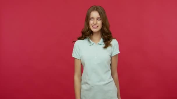 Jovem Animada Animada Alegre Camiseta Pólo Saindo Fundo Vermelho Apontando — Vídeo de Stock