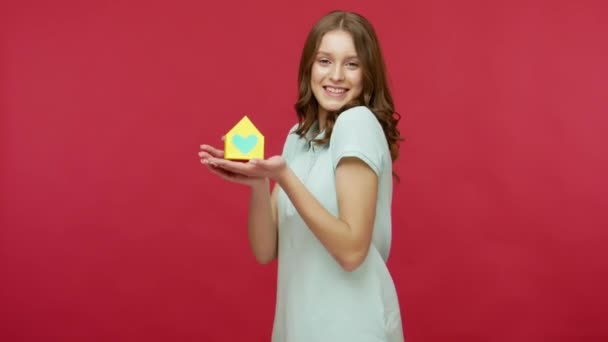 Χαρούμενα Ζωντανή Όμορφη Νεαρή Γυναίκα Polo Shirt Δείχνοντας Χάρτινο Σπίτι — Αρχείο Βίντεο