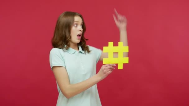 태그된 메시지를 티셔츠를 커다란 상징을 가리키며 엄지손가락을 유행하는 콘텐츠를 추천하는 — 비디오