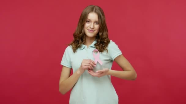 Krásná Mladá Žena Tričku Růžovou Stuhou Symbolem Povědomí Rakovině Prsu — Stock video