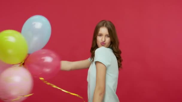 Şenlik Havası Tişörtlü Neşeli Esmer Kadın Dans Ediyor Renkli Balonlarla — Stok video