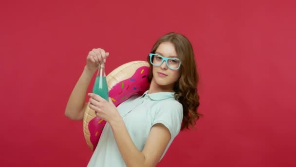 Вихідні Літні Канікули Щаслива Молода Жінка Яскравими Окулярами Тримає Гумове — стокове відео