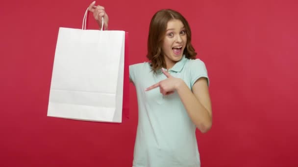 Comprador Feliz Cliente Tienda Mujer Joven Polo Camiseta Levantando Bolsas — Vídeo de stock