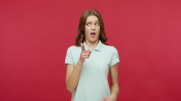 Toi Heureuse Femme Surprise Polo Shirt Pointant Les Doigts Vers — Video