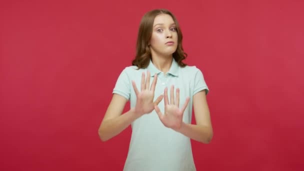 Jag Rädd Skrämd Ung Brunett Kvinna Polo Shirt Gestikulerande Stopp — Stockvideo