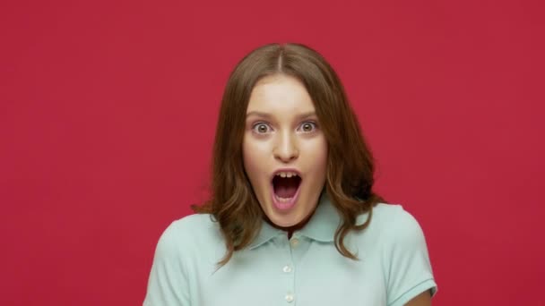 Κλείσιμο Του Έκπληκτος Ενθουσιασμένος Νεαρή Γυναίκα Polo Shirt Ανοίγοντας Στόμα — Αρχείο Βίντεο