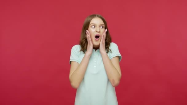 Otroliga Nyheter Undrade Överraskad Kvinna Polo Shirt Röra Ansiktet Och — Stockvideo