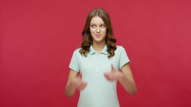 Heel Goed Gedaan Gelukkige Jonge Brunette Vrouw Polo Shirt Tonen — Stockvideo