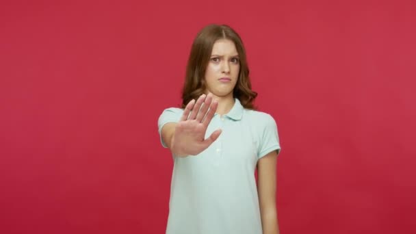 Verbot Leugnung Unzufriedene Junge Brünette Frau Polo Shirt Die Hände — Stockvideo