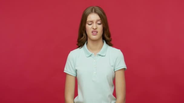 Sevmemek Kötü Seçim Polo Tişörtlü Tatminsiz Huysuz Genç Esmer Kadın — Stok video