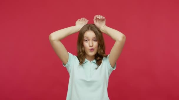 Zorgeloos Kinderachtig Humeur Gelukkige Speelse Jonge Brunette Vrouw Polo Shirt — Stockvideo