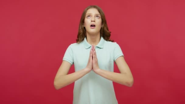 Snälla Gud Orolig Bönfaller Ung Kvinna Polotröja Uppriktigt Och Titta — Stockvideo