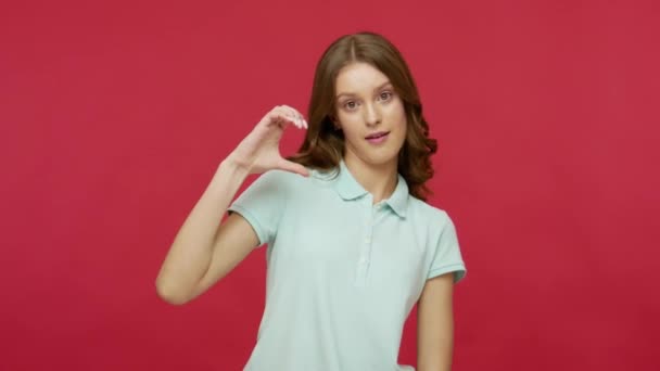 Love You All Cheerful Young Brunette Woman Polo Shirt Showing — Stock Video