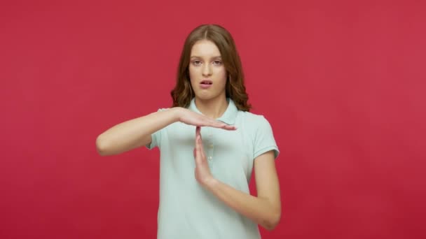 Arrête Besoin Pause Fatiguée Jeune Femme Brune Malheureuse Polo Shirt — Video