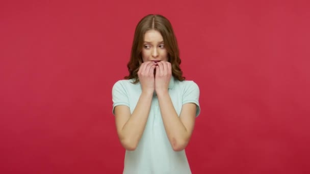 Aufgebrachte Junge Frau Polo Shirt Die Vor Angst Nägel Beißt — Stockvideo