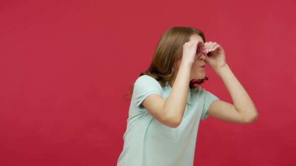 Mulher Jovem Curiosa Nosy Forma Óculos Shirt Fazendo Com Mãos — Vídeo de Stock