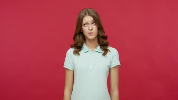 Jag Måste Tänka Pensiv Tvivlande Kvinna Polo Shirt Funderar Och — Stockvideo