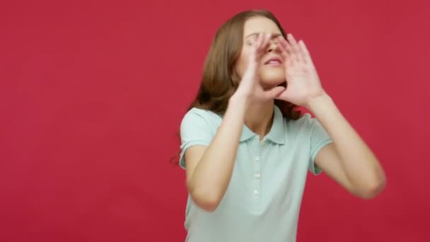 Iedereen Opgelet Depressieve Overstuur Jonge Vrouw Polo Shirt Schreeuwen Handen — Stockvideo