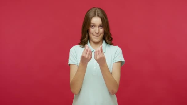Behöver Kontanter Girig Merkantil Ung Brunett Kvinna Polo Shirt Visar — Stockvideo