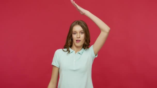 Νιώθω Ευτυχισμένος Και Ασφαλής Χαρούμενη Νεαρή Γυναίκα Polo Shirt Κάνοντας — Αρχείο Βίντεο