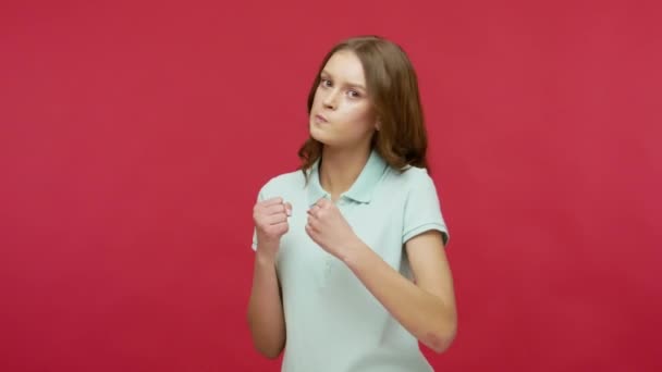 Ενοχλήσεις Χτυπήσω Ερεθισμένη Τρελή Γυναίκα Μπλουζάκι Πόλο Κρατώντας Σφιγμένες Γροθιές — Αρχείο Βίντεο