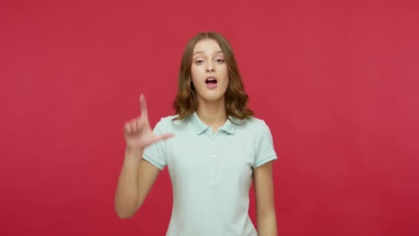 Έχασες Εσύ Φταις Νεαρή Μελαχρινή Γυναίκα Μπλουζάκι Πόλο Κάνει Αποτυχημένη — Αρχείο Βίντεο