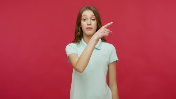 Vattene Donna Irritata Arrabbiata Polo Shirt Che Uscire Mostrando Uscita — Video Stock