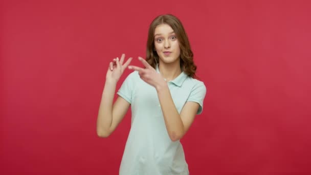 Vrolijk Optimistisch Mooie Jonge Vrouw Polo Shirt Tonen Hashtag Lachen — Stockvideo
