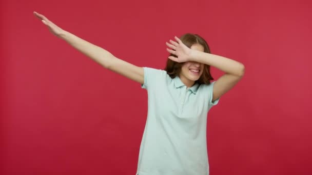 Vrolijke Vrolijke Jonge Vrouw Polo Shirt Vieren Succes Met Dab — Stockvideo