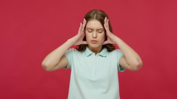 Huvudvärk Trött Upprörd Ung Kvinna Polo Shirt Klämma Panna Lider — Stockvideo