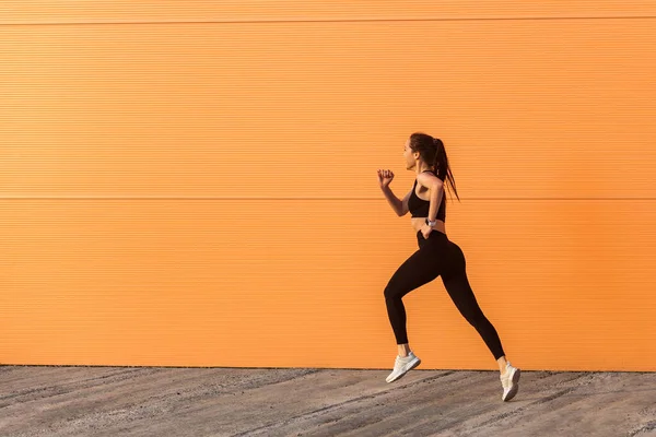 Atleta Donna Dalla Vestibilità Sicura Motivata Stretto Abbigliamento Sportivo Pantaloni — Foto Stock