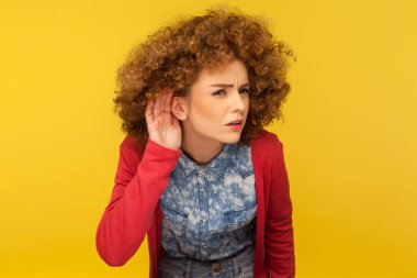 - Ne diyorsun sen? Kulağının yanında el ele tutuşan kıvırcık saçlı bir kadının portresi ve dikkatlice dinleyen, gizli sessiz konuşmaları merak eden. Sarı arka planda izole edilmiş kapalı stüdyo çekimi