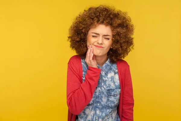 Tandheelkundige Problemen Portret Van Een Ongezonde Vrouw Met Krullend Haar — Stockfoto